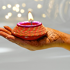 Buy Santarms Handmade Scented Candle with long-lasting fragrance, smokeless and drip-free burn. Burns over 3 hours, perfect for Diwali décor, pooja rituals, home ambiance, and gifting. Eco-friendly wax ensures safe indoor use and elegant festive charm.