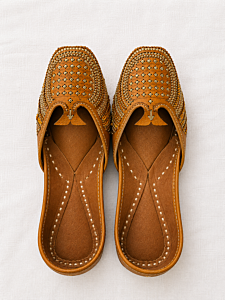 Intricate leather juttis 