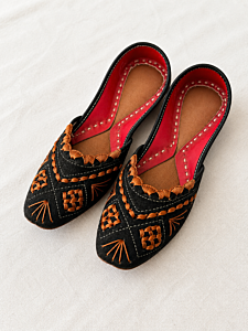 Traditional embroidered black jutti