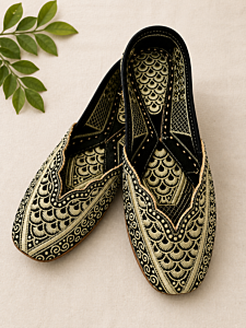 Black & Gold Embroidered Punjabi Jutti