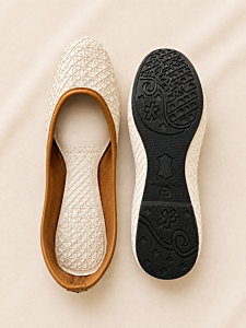 Elegant embroidered Punjabi juttis design