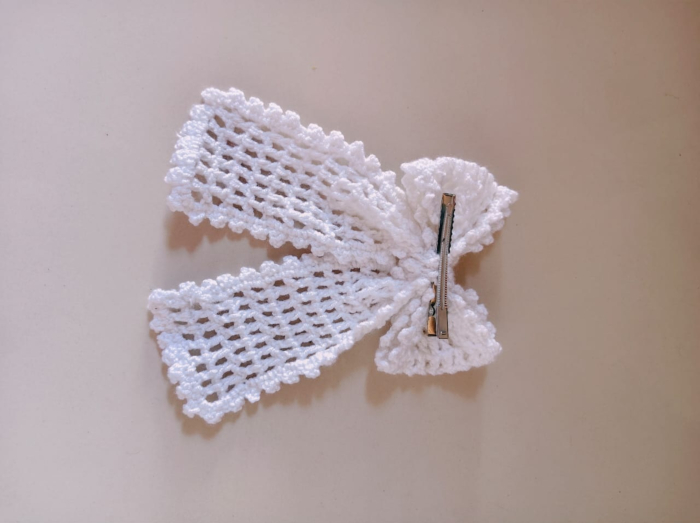 Bow White made in Blend Yarn