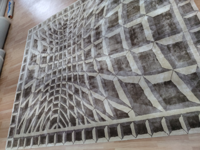 Hand-Tufted Wool & Silk Grey Rug | 250x300x2 cm