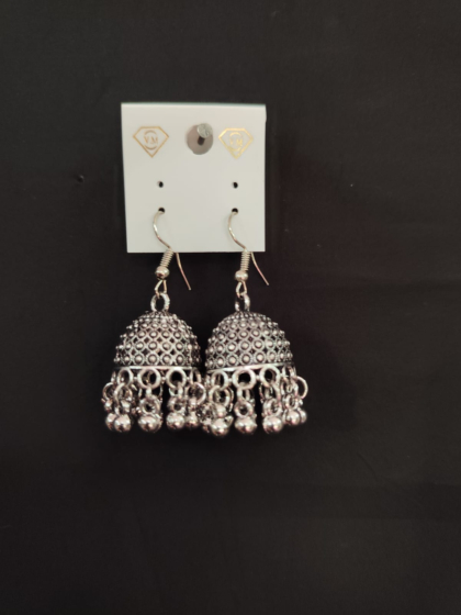 women treandy earrings 