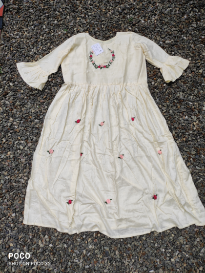 Maternity wear with embroidery